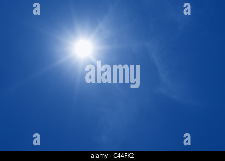 Sonne am blauen Himmel shinning Stockfoto