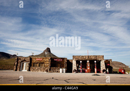 Ein Museum, Souvenirshop und Tankstelle außerhalb Oatman, Arizona entlang der historischen Route 66. Stockfoto