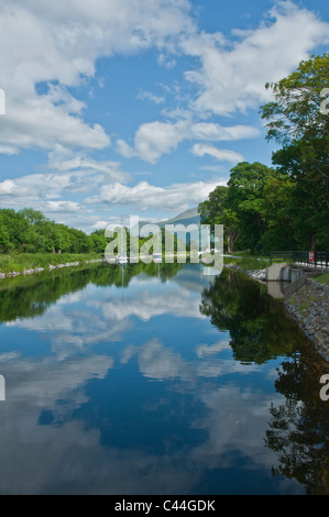 Yachten im Caledonian Canal bei Corpach nr Fort William Highland Schottland Stockfoto