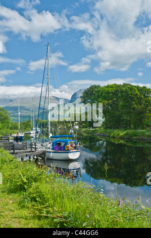 Yachten auf Caledonian Canal mit Ben Nevis im Hintergrund bei Corpach nr Fort William Highland Schottland Stockfoto