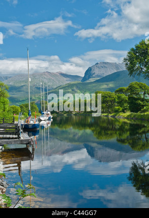 Yachten auf Caledonian Canal mit Ben Nevis im Hintergrund bei Corpach nr Fort William Highland Schottland Stockfoto