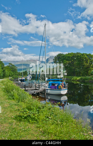 Yachten auf Caledonian Canal mit Ben Nevis im Hintergrund bei Corpach nr Fort William Highland Schottland Stockfoto