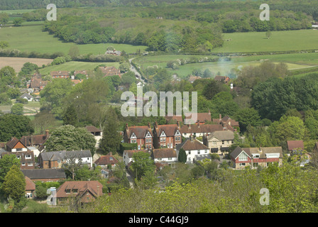 Blick nach Norden über das Dorf Poynings und die umliegende Landschaft von South Downs National Park. Stockfoto