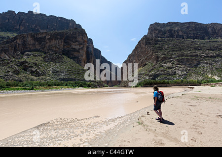 Weibliche Backpacker am Ufer des Flusses Rio Grande Blick auf Santa Elena Canyon Big Bend Nationalpark Texas USA Stockfoto