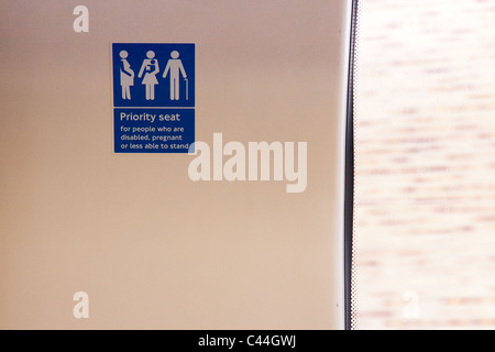 Priorität Sitz Schild an der zentralen U-Bahn Stockfoto