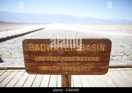 Badwater Basin, Death Valley, Kalifornien, USA. Das abflusslose Becken ist der tiefste Punkt in Nordamerika bei 282ft unterhalb des Meeresspiegels Stockfoto