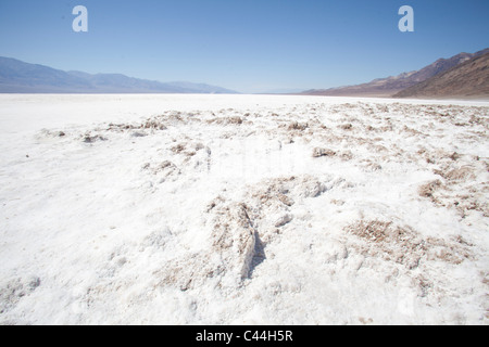 Badwater Basin, Death Valley, Kalifornien, USA. Das abflusslose Becken ist der tiefste Punkt in Nordamerika bei 282ft unterhalb des Meeresspiegels Stockfoto