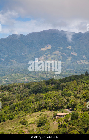 Boquete ist ein Dorf in der Provinz Chiriquí im westlichen Panama. Vulkan Baru in Wolken. Stockfoto