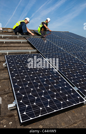 Montage solar Photovoltaik-Solarzellen auf dem Hausdach Llanfoist Wales UK Stockfoto