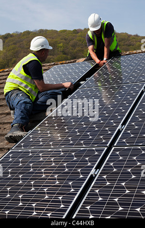 Montage solar Photovoltaik-Solarzellen auf dem Hausdach Llanfoist Wales UK Stockfoto