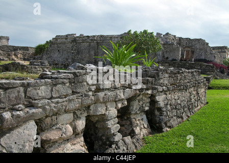 Haus der Säulen an Maya Website in Tulum, Mexiko mit der Schlossterrasse im Vordergrund Ruine Stockfoto