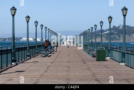 Menschen auf einem der Piers im Hafen von San Francisco. Die Gegend, die neu entwickelt wurden, ist beliebt bei Touristen und Einheimischen. Stockfoto