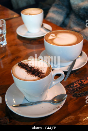 Tasse Kaffee - Latte und Cappuccino Stockfoto