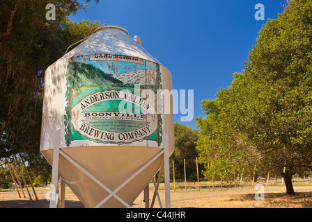 BOONVILLE, Kalifornien, USA - Anderson Valley Brewing Company, Zeichen auf alten Gärtank in Mendocino County. Stockfoto