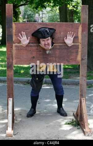 Reenactment, ein Mann in der Kolonialzeit in Aktien auf Boston Common Kleid Stockfoto