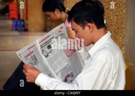 Vietnamesische Mann lesen Zeitung Hanoi Stockfoto