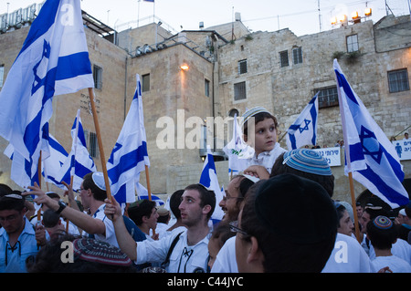 Dreißigtausend religiösen zionistischen Jugend im Tanz der Flaggen für Jerusalem-Tag. Jerusalem, Israel. 06.01.2010. Stockfoto