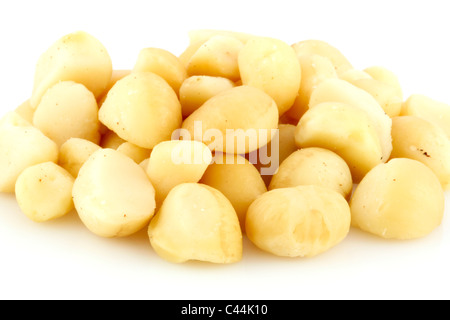 frische Bio Macadamianüsse auf weißem Hintergrund flachen D.O.F Stockfoto