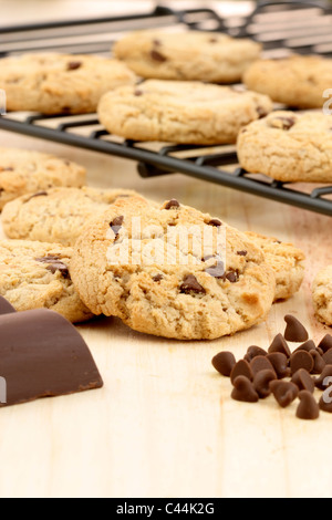 Frisch gebackene Stapel von warmer Schokolade-Chips Cookies auf Kühlung rack flachen DOF Stockfoto