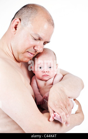 stolzer Vater mit seinem neugeborenen Sohn Stockfoto