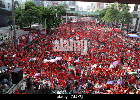 Thai regierungsfeindliche "Red Shirt" Demonstranten versammeln sich in einer massiven Widerstand-Kundgebung in Bangkok Stockfoto