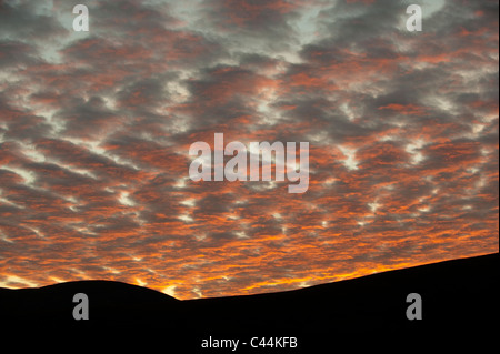 Sonnenuntergang über der Howgills mit Makrele Himmel Stockfoto