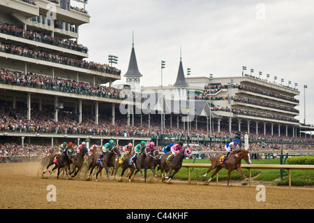 Pferde die ersten Runden drehen im Kentucky Derby 2011 in Churchill Downs in Louisville, Kentucky Stockfoto