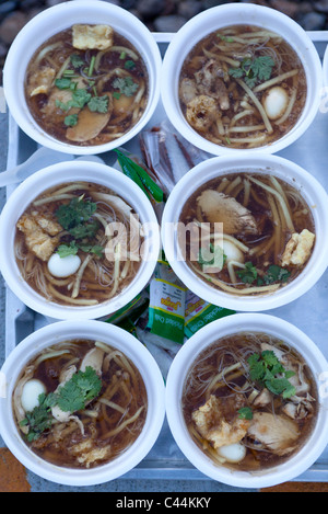 Essen zum Mitnehmen, das bereit ist, an Zugreisende am Bahnhof in Hua hin Thailand verkauft zu werden Stockfoto