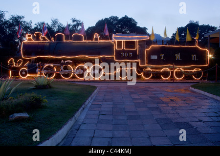 Historische Eisenbahn auf dem Display in der Nacht an der Railway Station Hua Hin Thailand Stockfoto