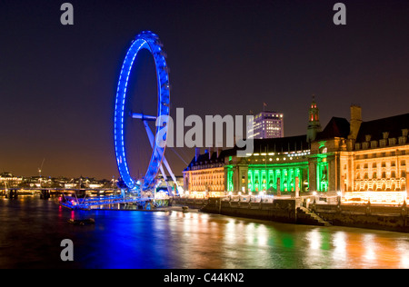 Das London Eye im Schatten des alten County Hall, London, England, UK Stockfoto