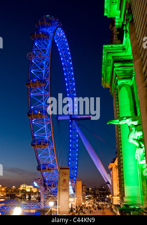 Das London Eye im Schatten des alten County Hall, London, England, UK Stockfoto