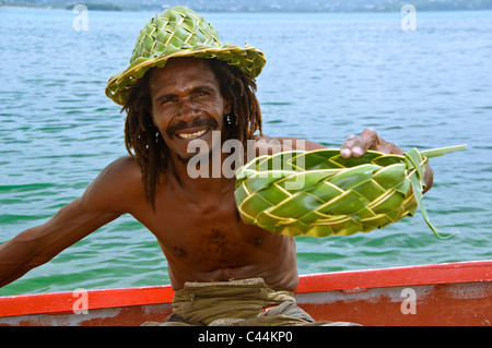 St. Lucian Mann verkaufen Palm Frond Produkten aus ein Boot, St. Lucia, Karibik, West Indies Stockfoto