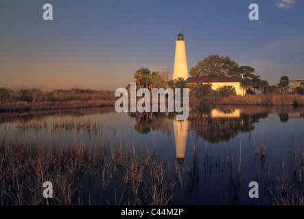 Saint Marks Leuchtturm bei Sonnenaufgang in der Saint Marks National Wildlife Refuge in Wakulla County, Florida Stockfoto