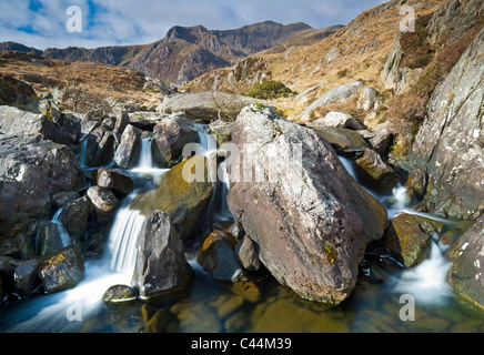 Afon Ogwen unterstützt durch Cwm Idwal und der Teufel Küche, Snowdonia National Park, North Wales, UK Stockfoto