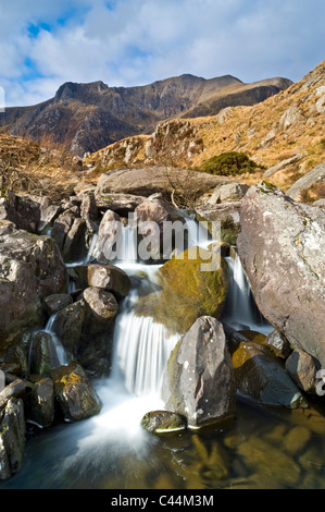 Afon Ogwen unterstützt durch Cwm Idwal und der Teufel Küche, Snowdonia National Park, North Wales, UK Stockfoto