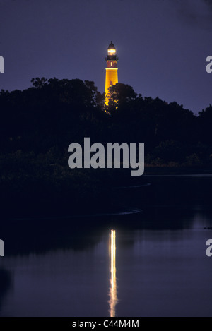 Ponce de Leon Inlet Leuchtturm beleuchtet in der Nacht von der Intercoastal Waterway in Volusia County, Florida Stockfoto