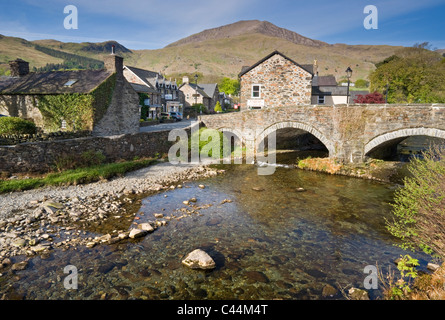 Afon Glaslyn & Dorf Beddgelert, Snowdonia-Nationalpark, Gwynedd, Nordwales, UK Stockfoto