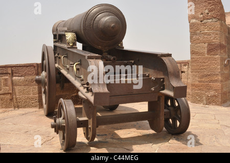 Königliche Kanone setzen für die Anzeige auf dem Dach des Fort in Jodhpur. Stockfoto