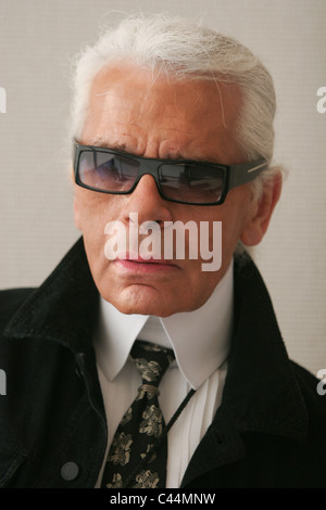 Karl Lagerfeld backstage bei Chanel "Coco ein Tokyo" Moden zeigt im neuen Chanel Store in Ginza, Tokio, Japan, 03.12.04. Stockfoto