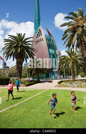 Kinder spielen vor dem Swan Bell Tower.  Perth, Western Australia, Australien Stockfoto