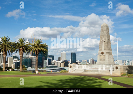 Kriegerdenkmal im KIngs Park mit Skyline der Stadt im Hintergrund. Perth, Western Australia, Australien Stockfoto