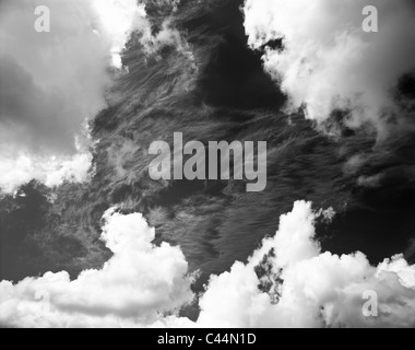 Cloudscapre dramatischer Himmel von tief hängenden Wolken gegen einen dunklen blauen Himmel über Radda in Chianti, Toskana, Italien Stockfoto