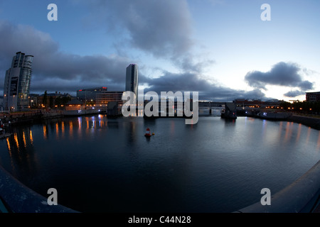 Fluss Lagan Weir und Laganside am Wasser in der früh am Morgen, die blaue Stunde in Belfast Nordirland Vereinigtes Königreich Stockfoto