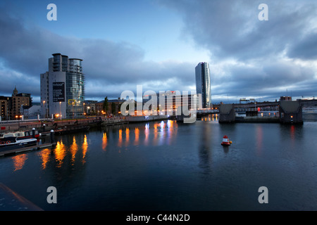 Boot Obel Turm Fluss Lagan Weir und Laganside Wasser in der früh am Morgen, die blaue Stunde in Belfast Nordirland Vereinigtes Königreich Stockfoto