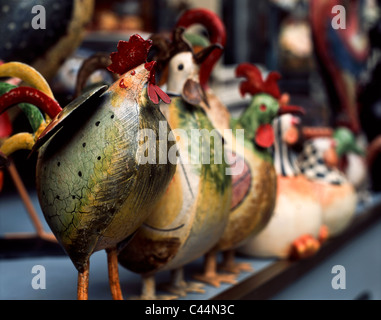 Reihe von bunten Hand bemalte hölzerne Hähne / kocht auf dem Display vor einem Geschäft in der Toskana, Italien Stockfoto