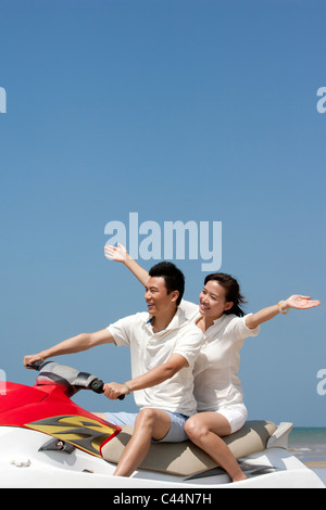 Glückliches Paar auf einem Jet Ski fahren Stockfoto