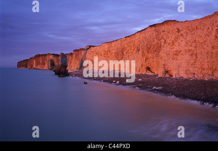 mit Bunker aus dem zweiten beleuchtet Sonnenuntergang Cote d'Albatre (Alabaster-Küste). Weltkrieg in Quiberville, Normandie