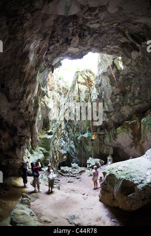 Touristen in San Gabriel Kalkstein-Höhle, Nationalpark Los Haitises, Dominikanische Republik Stockfoto