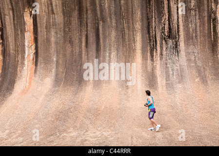 Tourist am Wave Rock - eine natürliche Felsformation nahe Hyden, Western Australia, Australien Stockfoto