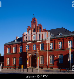 Deutschland, Mecklenburg-Vorpommern, Ludwigslust, Klenow, Postamt, Architektur, Hochbau, Straße, Fahnen Stockfoto